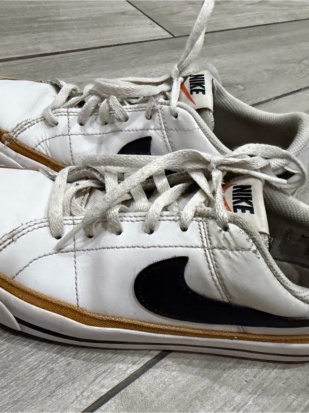 Boys Nike White Leather Sneakers Tennis Shoes Size 4.5
